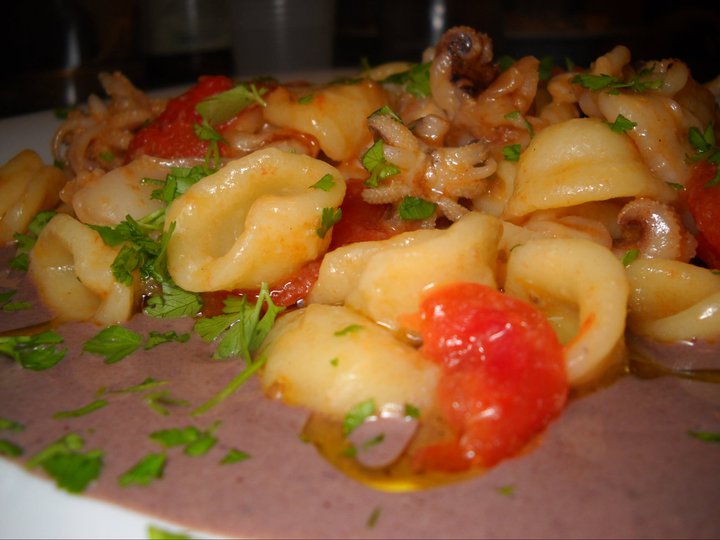 Orecchiette con calamaretti e filetti di pomodoro su crema di olive nere
