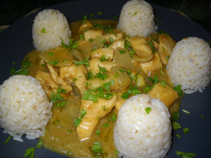 Pollo al curry con riso bianco