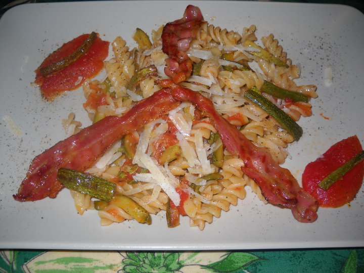 Fusilli con zucchine filetti di pomodoro e pancetta croccante