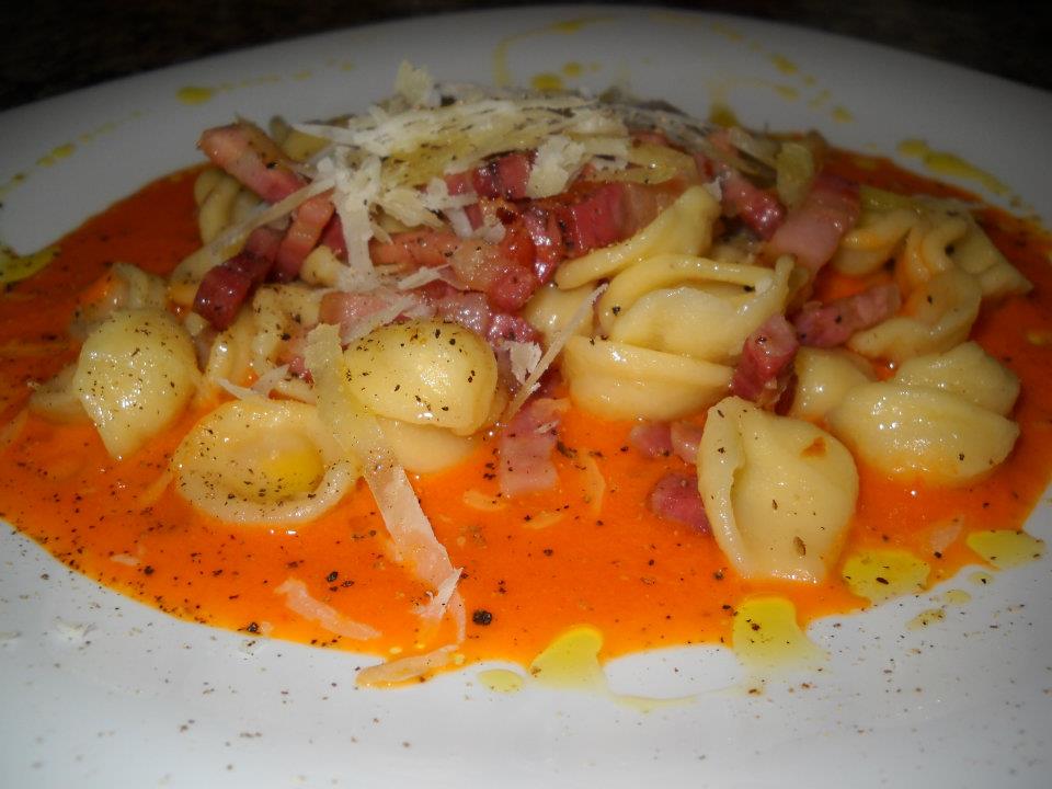 Orecchiette con pancetta croccante su crema di peperoni