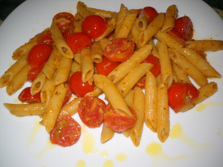 Penne rigate con pesto e pomodorini pachino