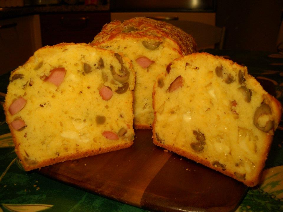 Plumcake salato con wurstel,gruviera e olive verdi