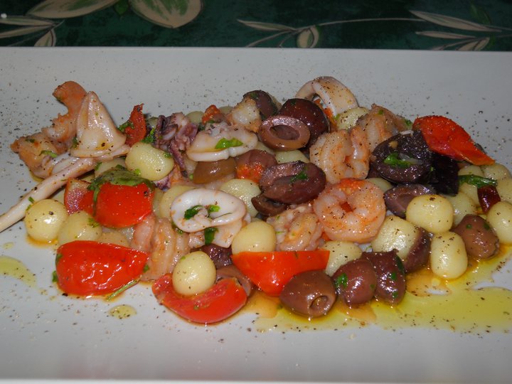 Chicche di patate con calamaretti,gamberi  e olive taggiasche