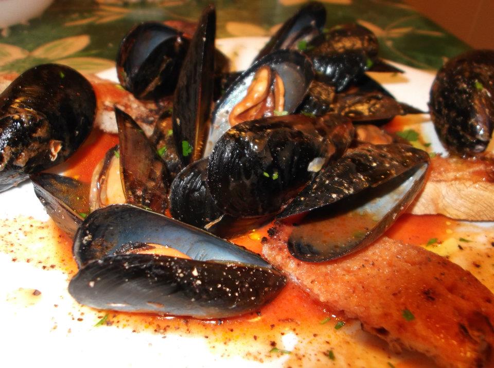 Zuppa di cozze su crostoni di pane