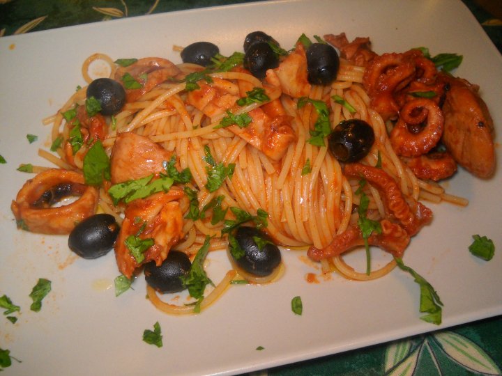Spaghetti moscardini e olive nere