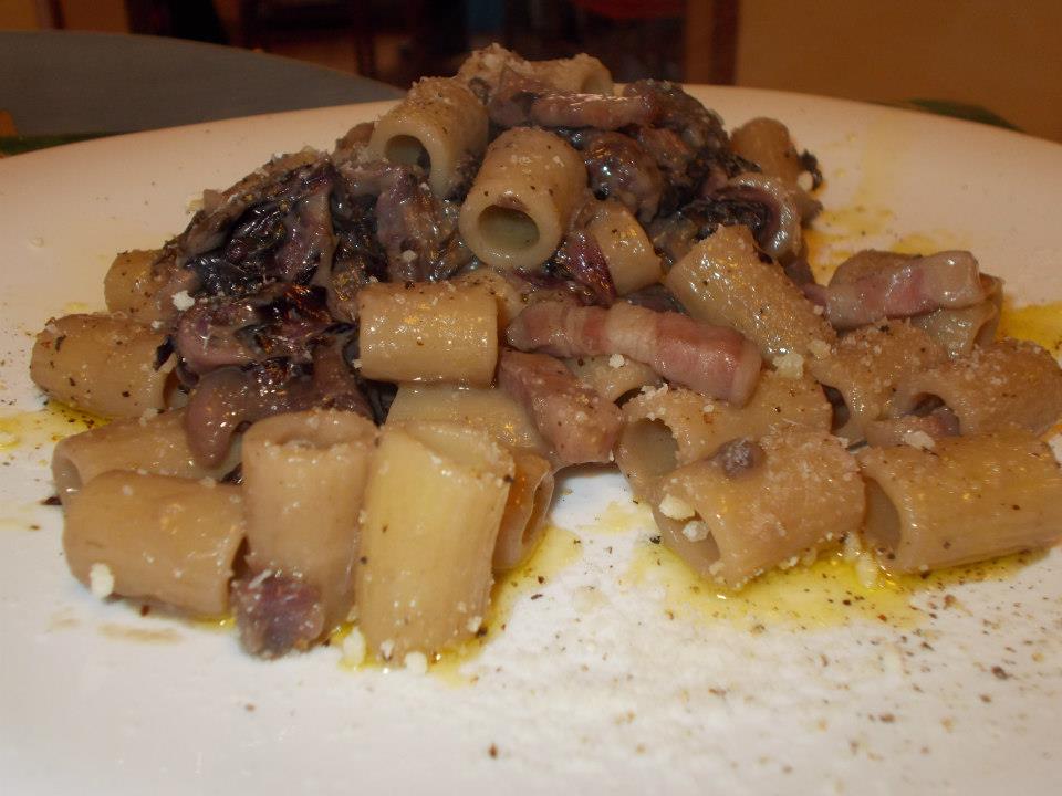 Mezzi rigatoni con pancetta di Norcia e radicchio