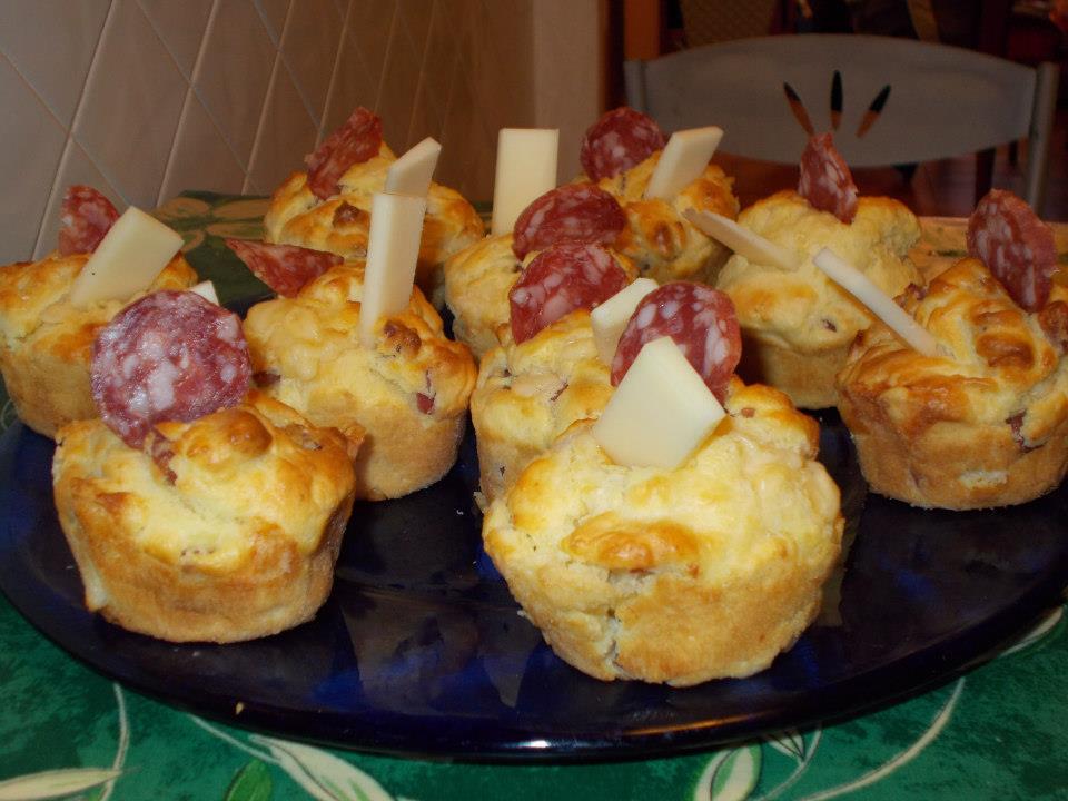 Muffin salati con salame e provolone piccante