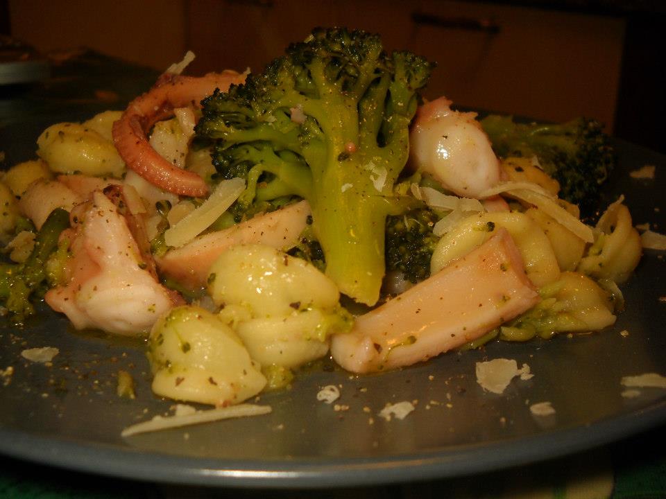 Orecchiette con polpo,broccolo siciliano e scaglie di pecorino