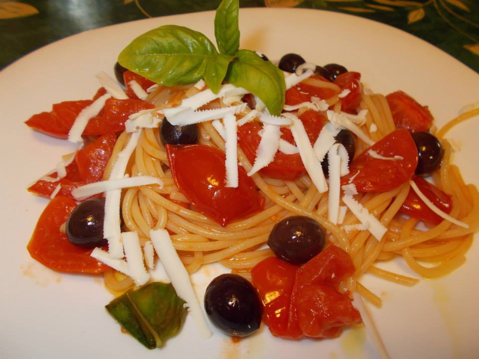 Spaghetti con pomodoro fresco,olive di Gaeta e scaglie di ricotta salata
