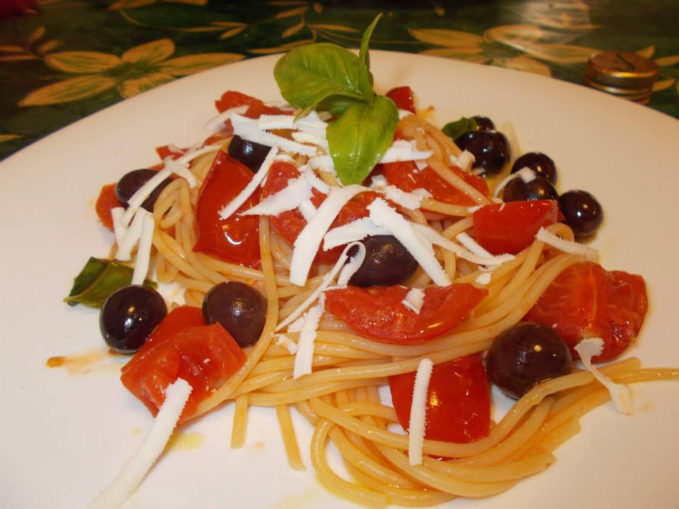 Spaghetti con pomodoro fresco,olive di Gaeta e sca