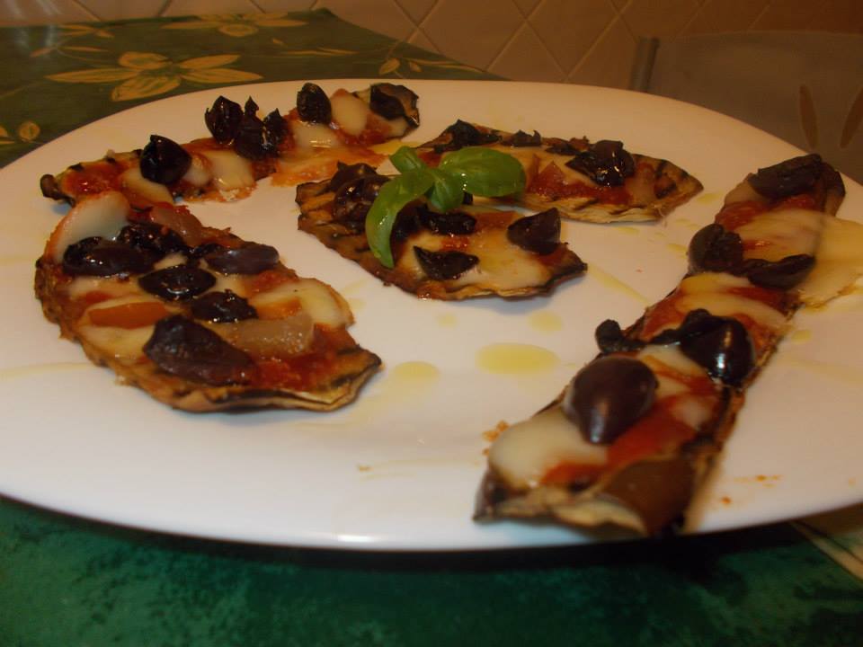 Melanzane al forno con salsa di pomodoro, scamorza affumicata e olive di Gaeta al profumo di basilico.