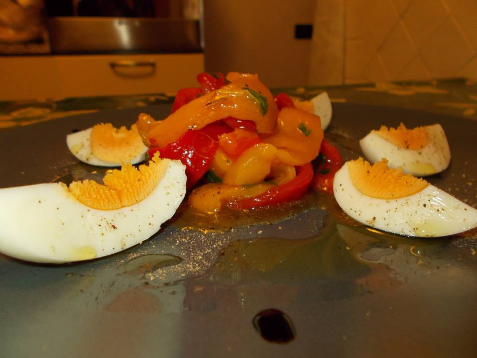 Antipasto di peperoni arrosto con uova sode