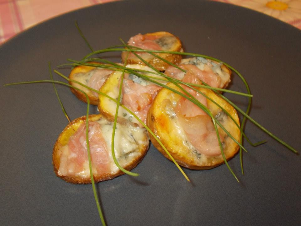 Patate rustiche con gorgonzola e pancetta croccante