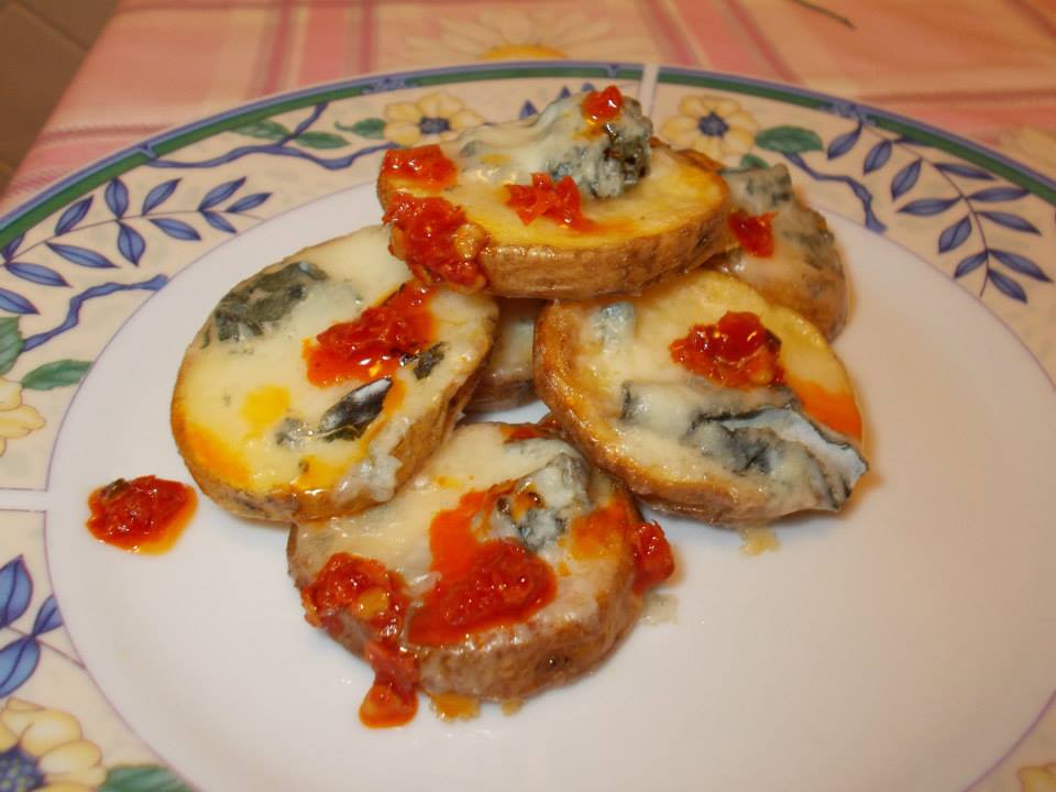 Patate rustiche piccanti con gorgonzola 