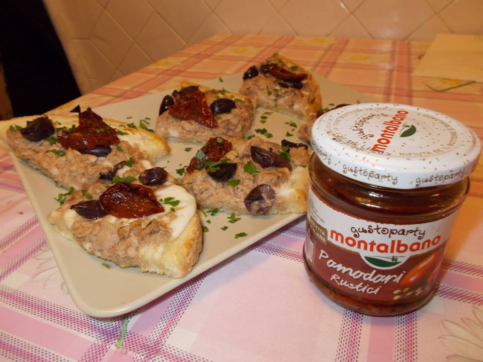 Bruschette con mozzarella,tonno,pomodori rustici e olive di Gaeta 